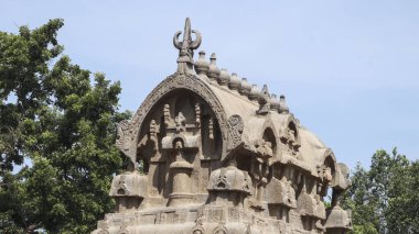 Taşa kazınmış bir tapınak. Ve içinde bir sürü heykel var. Doğal bir arka planda yer alıyor..