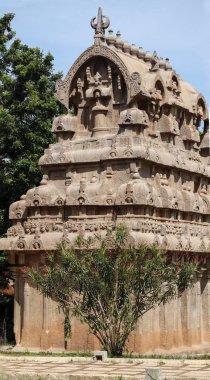 Taşa kazınmış bir tapınak. Ve içinde bir sürü heykel var. Doğal bir arka planda yer alıyor..