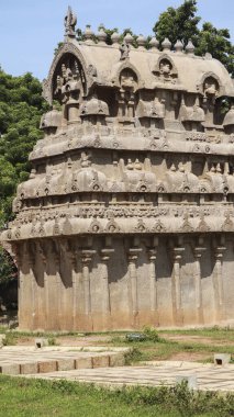 Taşa kazınmış bir tapınak. Ve içinde bir sürü heykel var. Doğal arka planda yer almaktadır..