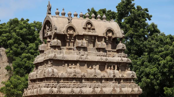 Taşa kazınmış bir tapınak. Ve içinde bir sürü heykel var. Doğal arka planda yer alıyor. Üst taraf görünümü.