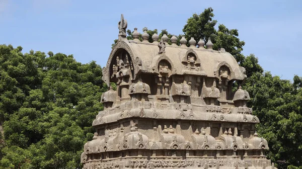 Templo Tallado Piedra Hay Muchas Esculturas Situado Fondo Natural —  Fotos de Stock