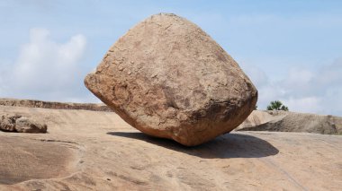 Büyük kaya ve mavi gökyüzü. Bir denge taşı. Doğal arka planda yer almaktadır..