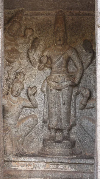 Posąg Hinduskiego Boga Wyryty Kamieniu Skała Znajduje Się Tle — Zdjęcie stockowe