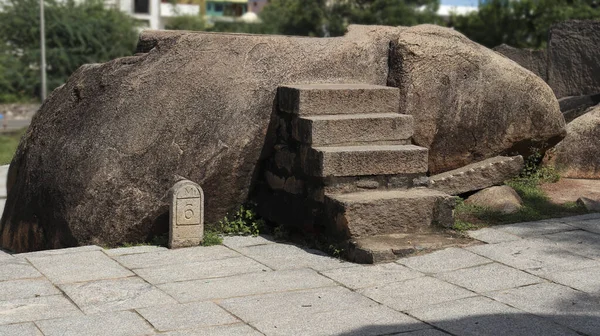 Aus Dem Boden Rock Cut Wasserteich Bei Trimurti Mandapam — Stockfoto