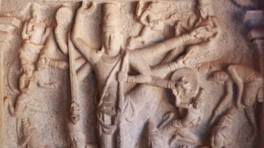 Varaha Mağara Tapınağı. Kayaya oyulmuş antik heykeller. Bu birkaç Hindu yazıtında yer alan bir özelliktir..