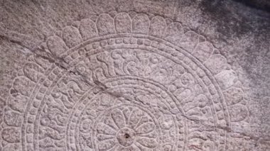 Varaha Mağara Tapınağı. En eskisi kayanın üst duvarına oyulmuş dairesel bir tasarım.