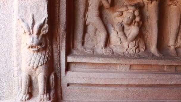 Temple Grotte Varaha Ancien Statues Sculptées Dans Roche Est Une — Video