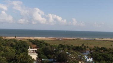 Güzel sahil ve mavi gökyüzü. Güzel doğal sahil manzarası. Üst görünüm mahabalaipur