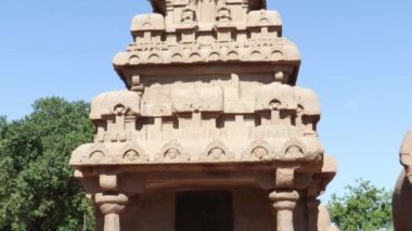 Bu anıt grubu genellikle bir tapınağın atlı arabalarına benzediği için 