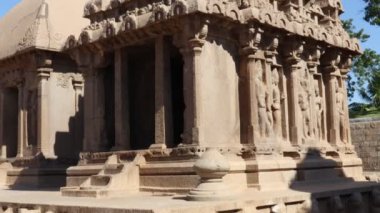 Bu anıt grubu genellikle bir tapınağın atlı arabalarına benzediği için 