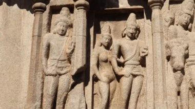 Bu anıt grubu genellikle bir tapınağın atlı arabalarına benzediği için 