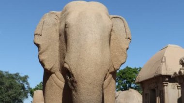 Bu anıt grubu genellikle bir tapınağın atlı arabalarına benzediği için 