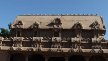 Bu anıt grubu genellikle bir tapınağın atlı arabalarına benzediği için 