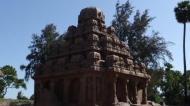 Bu anıt grubu genellikle bir tapınağın atlı arabalarına benzediği için 