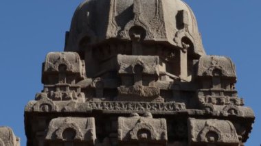 Bu anıt grubu genellikle bir tapınağın atlı arabalarına benzediği için 