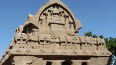 Bu anıt grubu genellikle bir tapınağın atlı arabalarına benzediği için 