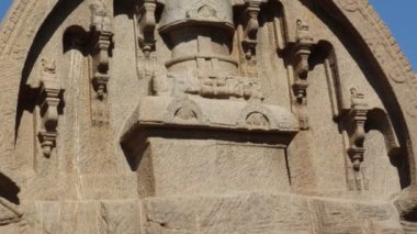 Bu anıt grubu genellikle bir tapınağın atlı arabalarına benzediği için 