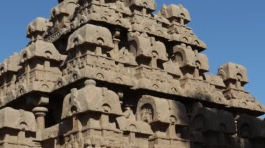 Bu anıt grubu genellikle bir tapınağın atlı arabalarına benzediği için 