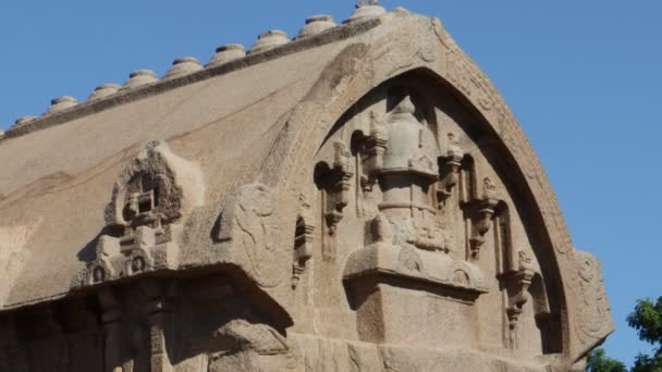 この記念碑群は一般的に寺院の職業用戦車に似ていることから 5つの比 と呼ばれている 岩に彫られた彫像 これはいくつかのヒンズー教の経典で — ストック動画