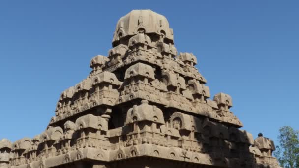 この記念碑群は一般的に寺院の職業用戦車に似ていることから 5つの比 と呼ばれている 岩に彫られた彫像 これはいくつかのヒンズー教の経典で — ストック動画