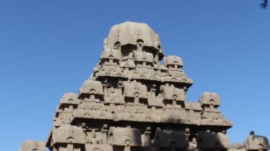 Bu anıt grubu genellikle bir tapınağın atlı arabalarına benzediği için 