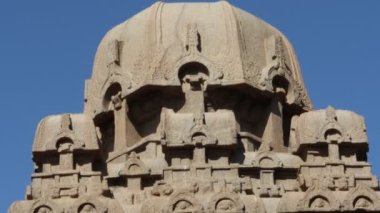 Bu anıt grubu genellikle bir tapınağın atlı arabalarına benzediği için 