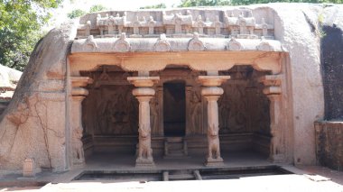 Varaha Mağara Tapınağı. Kayaya oyulmuş antik heykeller. Bu, birçok Hindu yazıtlarında yer alan bir özelliktir. ön taraf görünümü