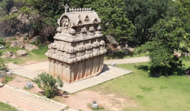 Taşa kazınmış bir tapınak. Ve içinde bir sürü heykel var. Doğal arka planda yer alıyor. Üst taraf görünümü.