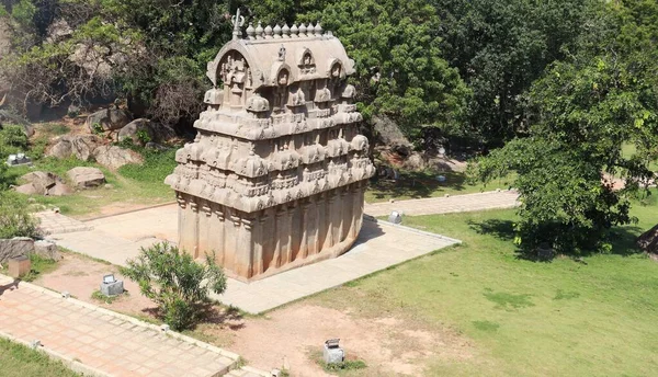 Taşa kazınmış bir tapınak. Ve içinde bir sürü heykel var. Doğal arka planda yer alıyor. Üst taraf görünümü.
