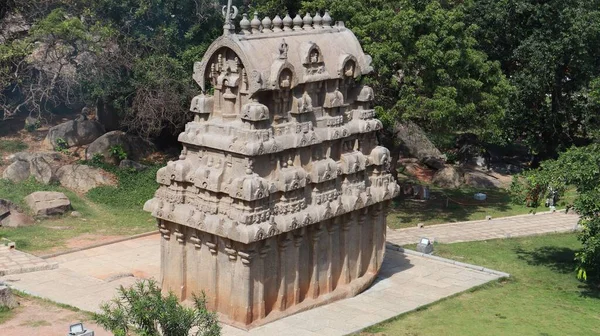 Templo Esculpido Pedra Muitas Esculturas Nele Localizado Fundo Natural Visão — Fotografia de Stock