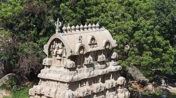 Templo Esculpido Pedra Muitas Esculturas Nele Localizado Fundo Natural Visão — Fotografia de Stock