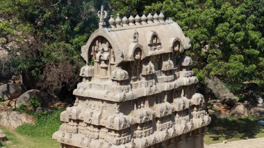 Taşa kazınmış bir tapınak. Ve içinde bir sürü heykel var. Doğal arka planda yer alıyor. Üst taraf görünümü.
