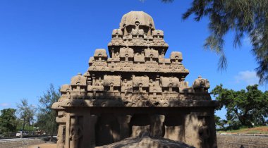 Bu anıt grubu genellikle bir tapınağın atlı arabalarına benzediği için 