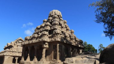 Bu anıt grubu genellikle bir tapınağın atlı arabalarına benzediği için 
