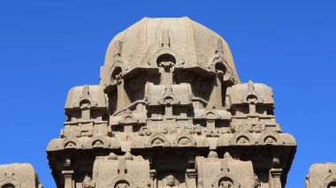 Bu anıt grubu genellikle bir tapınağın atlı arabalarına benzediği için 