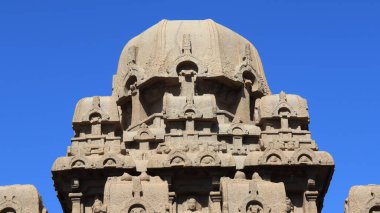 Bu anıt grubu genellikle bir tapınağın atlı arabalarına benzediği için 