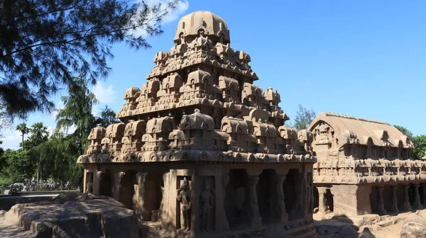 이것은 성전의 전차와 바위에 조각된 조각상들 이것은 힌두교 경전의 특징이다 — 스톡 사진