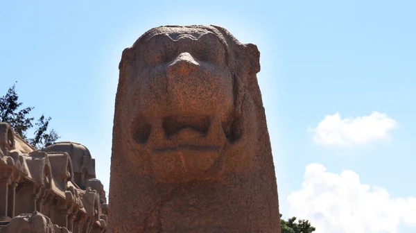 Λιοντάρι Σκαλισμένο Πέτρα Στο Φόντο Του Γαλάζιου Ουρανού — Φωτογραφία Αρχείου