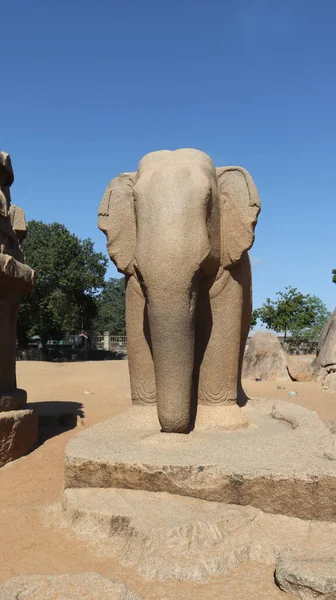 Каменная Скульптура Слона Вырезанная Одном Камне Посреди Скал Природы — стоковое фото