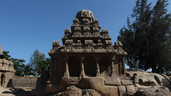 이것은 성전의 전차와 바위에 조각된 조각상들 이것은 힌두교 경전의 특징이다 — 스톡 사진