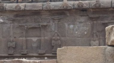  Taş tapınak bir sahil tapınağıdır. Taşa oyulmuş kadim bir taş. Tepeden tırnağa. Mahabalipuram.