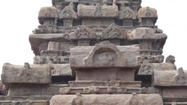 Antik taş tapınak. Taşa kazınmış bir sahil tapınağı. Tepeden tırnağa taş tapınak. Mahabalipuram.
