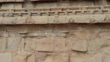 Antik taş tapınak. Taşa kazınmış bir sahil tapınağı. Tepeden tırnağa taş tapınak. Mahabalipuram.