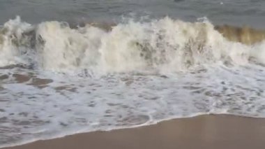 Güzel sahil ve su dalgaları. Doğaya bakmak çok güzel.