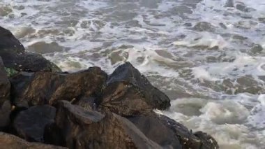 Güzel sahil ve su dalgaları. Doğaya bakmak çok güzel su dalgaları kayalara çarpıyor.
