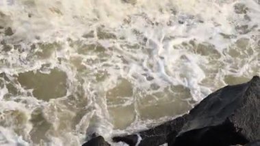 Güzel sahil ve su dalgaları. Doğaya bakmak çok güzel su dalgaları kayalara çarpıyor.