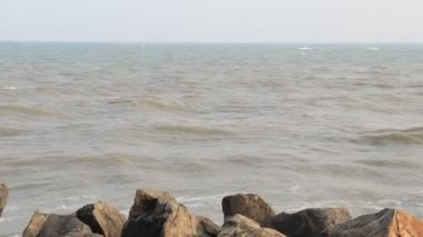 Güzel sahil ve su dalgaları. Doğaya bakmak çok güzel. Su dalgaları ve kayalar.