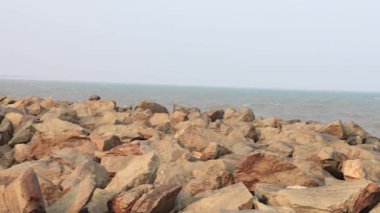 Güzel sahil ve su dalgaları. Doğaya bakmak çok güzel. Su dalgaları ve kayalar.