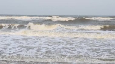 Güzel sahil ve su dalgaları. Doğanın su dalgalarına bakmak çok güzel.