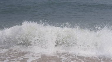 Güzel sahil, deniz dalgaları ve su damlacıkları